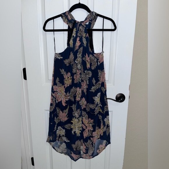 New with tags. Astr criss cross neck chiffon shift dress - Picture 1 of 6